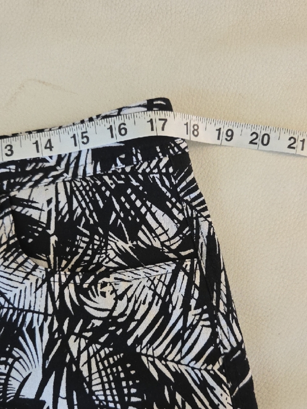 Mario Serrani Black and White Palm-Print Women's Shorts - Picture 4 of 5